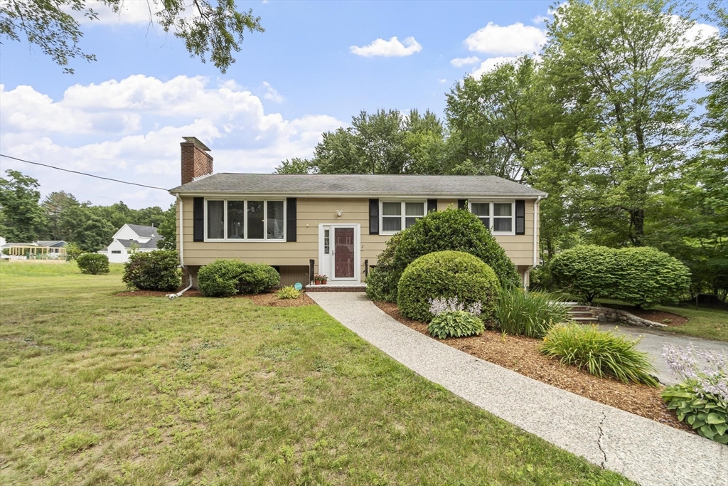 2 Appletree Lane, North Reading, Massachusetts, 3 Bedrooms Bedrooms, 7 Rooms Rooms,1.5 BathroomsBathrooms,Residential,For Sale,Appletree Lane,73546425