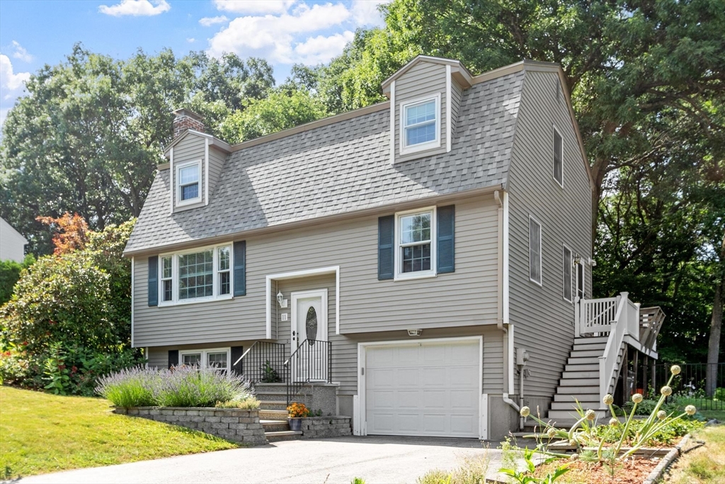 11 Nottingham Lane, Haverhill, Massachusetts, 3 Bedrooms Bedrooms, 7 Rooms Rooms,2 BathroomsBathrooms,Residential,For Sale,Nottingham Lane,73546443