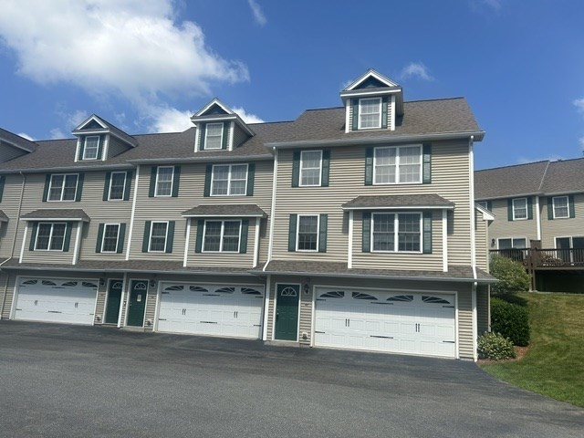 530 Mammoth Road, Dracut, Massachusetts, 2 Bedrooms Bedrooms, 5 Rooms Rooms,1.5 BathroomsBathrooms,Residential Lease,For Rent,Mammoth Road,73546482
