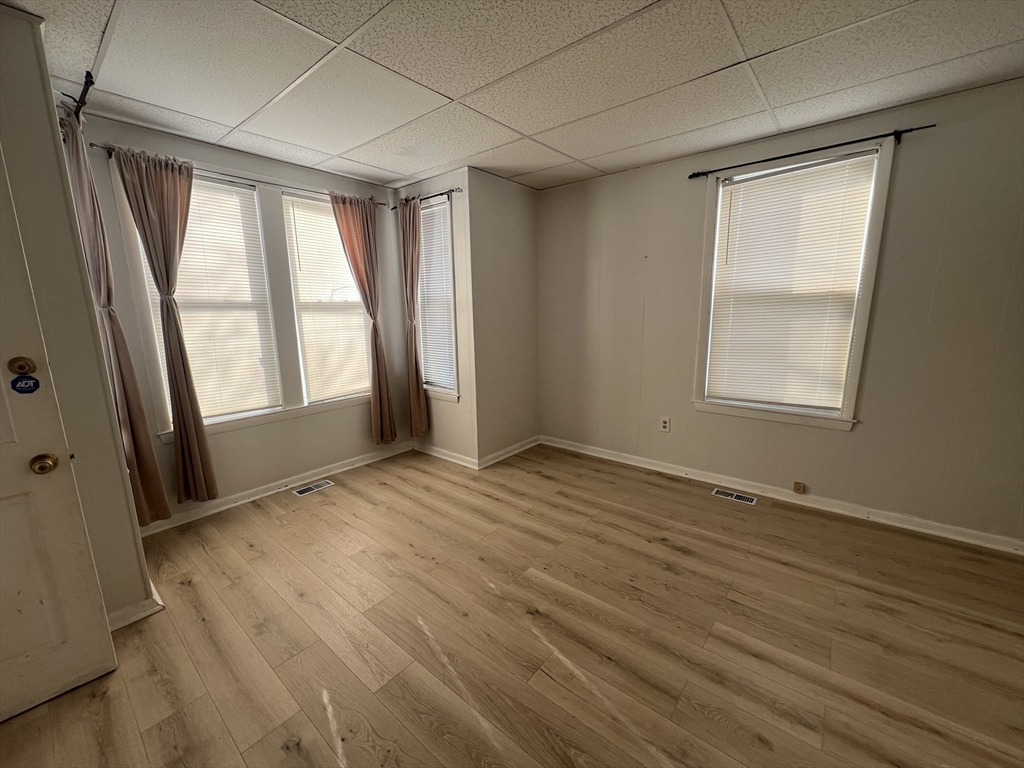 5 Clinton St, Newton, Massachusetts, 1 Bedroom Bedrooms, 3 Rooms Rooms,1 BathroomBathrooms,Residential Lease,For Rent,Clinton St,73546492