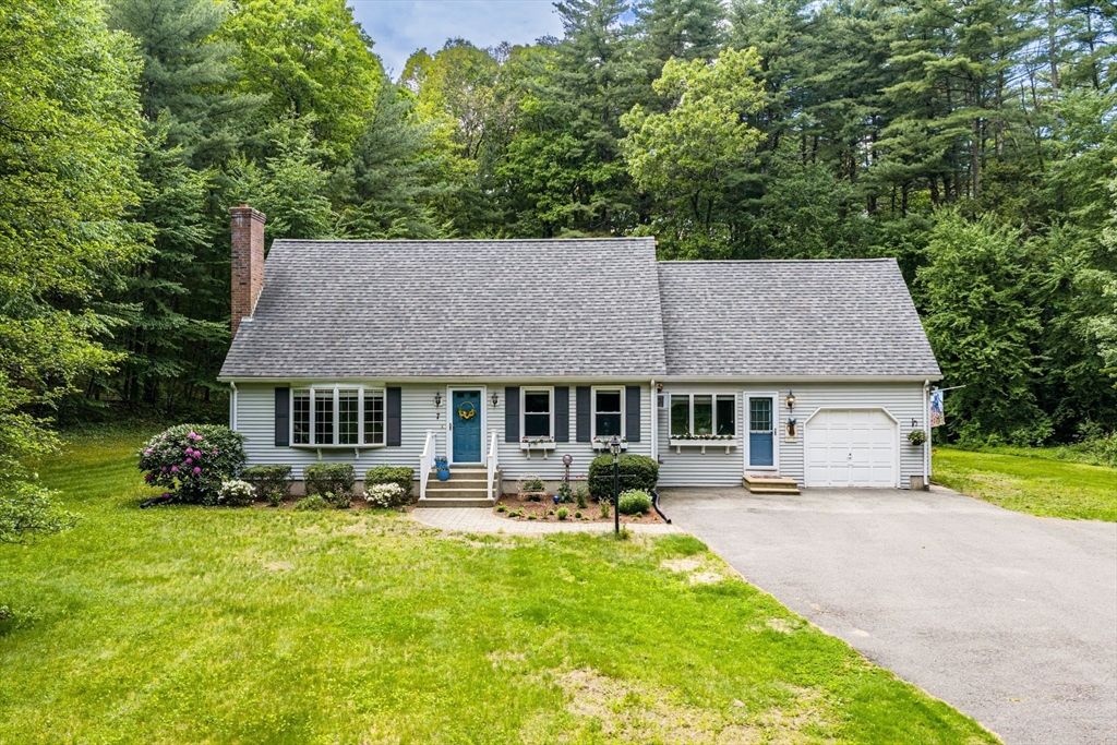 7 Caroline Cir, Palmer, Massachusetts, 4 Bedrooms Bedrooms, 8 Rooms Rooms,2 BathroomsBathrooms,Residential,For Sale,Caroline Cir,73528774