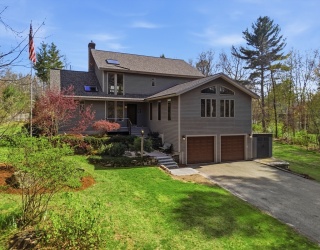 9 Upton St, Dunstable, Massachusetts, 3 Bedrooms Bedrooms, 7 Rooms Rooms,2.5 BathroomsBathrooms,Residential,For Sale,Upton St,73513383