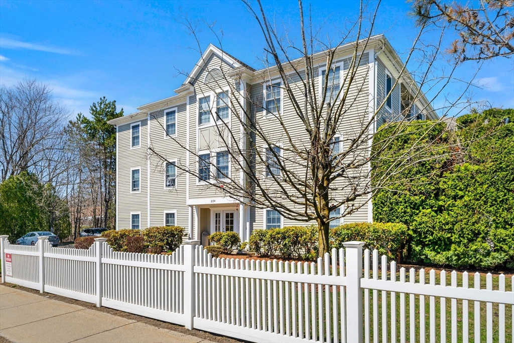 234 Water St, Wakefield, Massachusetts, 2 Bedrooms Bedrooms, 4 Rooms Rooms,1 BathroomBathrooms,Residential,For Sale,Water St,73505429
