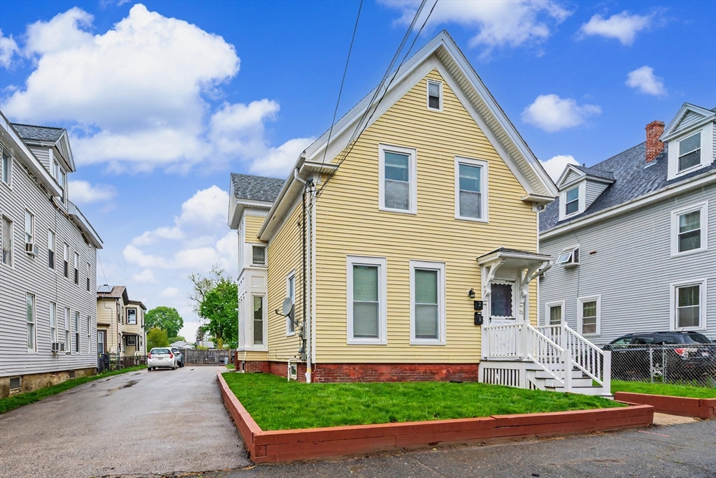 23 7th Ave, Haverhill, Massachusetts, 4 Bedrooms Bedrooms, 8 Rooms Rooms,2 BathroomsBathrooms,Residential Income,For Sale,7th Ave,73517307