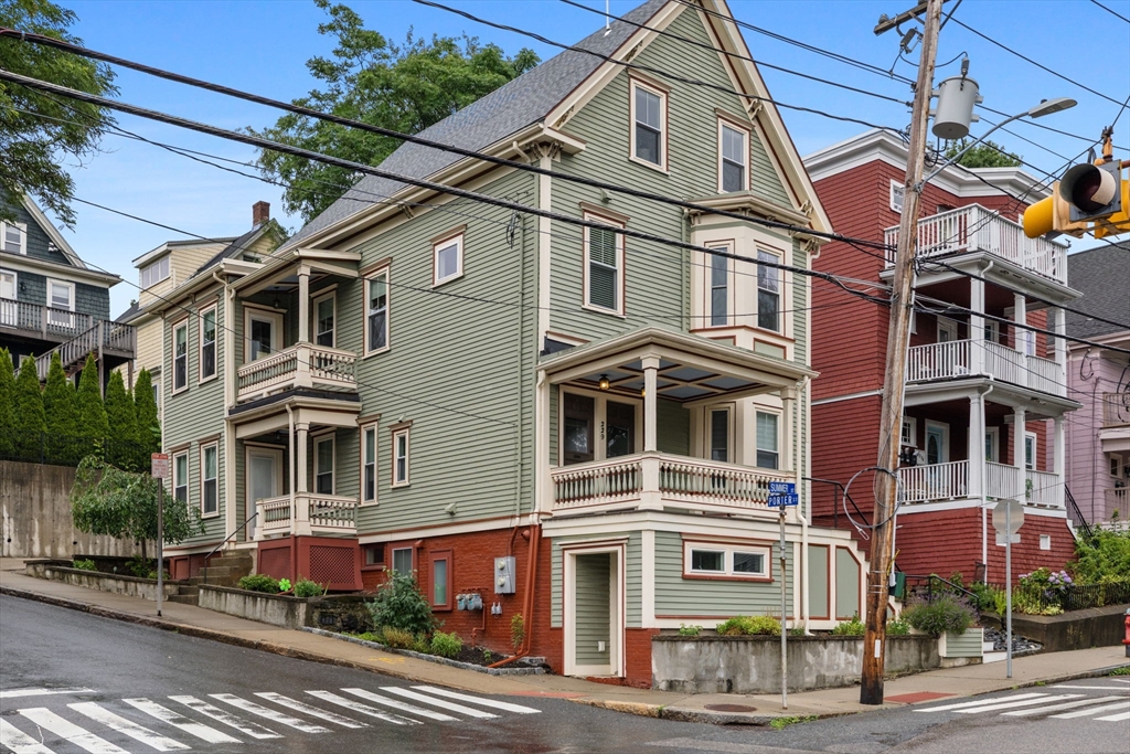 229 Summer Street, Somerville, Massachusetts, 3 Bedrooms Bedrooms, 6 Rooms Rooms,2 BathroomsBathrooms,Residential,For Sale,Summer Street,73546565