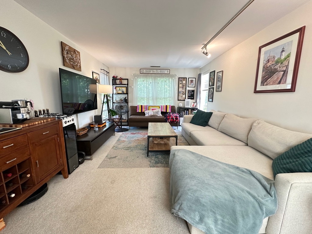 217 Thorndike St, Cambridge, Massachusetts, 2 Bedrooms Bedrooms, 4 Rooms Rooms,1 BathroomBathrooms,Residential Lease,For Rent,Thorndike St,73546624