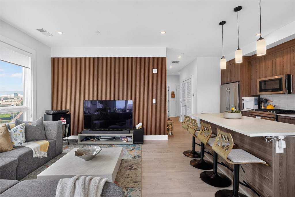 232 Old Colony Ave, Boston, Massachusetts, 2 Bedrooms Bedrooms, 6 Rooms Rooms,2 BathroomsBathrooms,Residential Lease,For Rent,Old Colony Ave,73546651