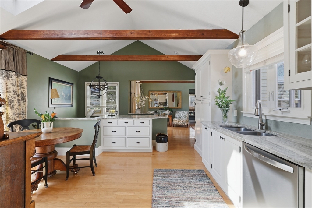 10 Spruce St., Danvers, Massachusetts, 2 Bedrooms Bedrooms, 6 Rooms Rooms,2 BathroomsBathrooms,Residential,For Sale,Spruce St.,73546683