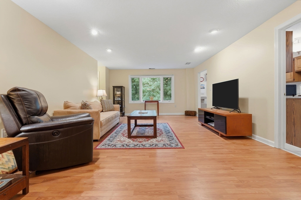 9 Ledgewood Way, Peabody, Massachusetts, 2 Bedrooms Bedrooms, 4 Rooms Rooms,2 BathroomsBathrooms,Residential,For Sale,Ledgewood Way,73546767