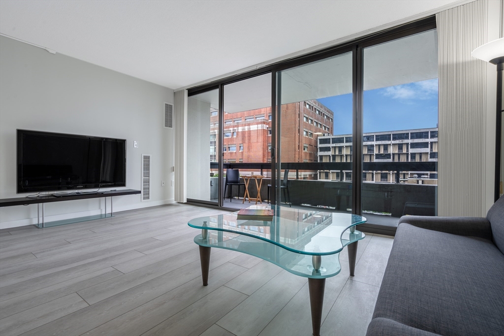 566 Commonwealth, Boston, Massachusetts, 1 Bedroom Bedrooms, 4 Rooms Rooms,1 BathroomBathrooms,Residential Lease,For Rent,Commonwealth,73546834