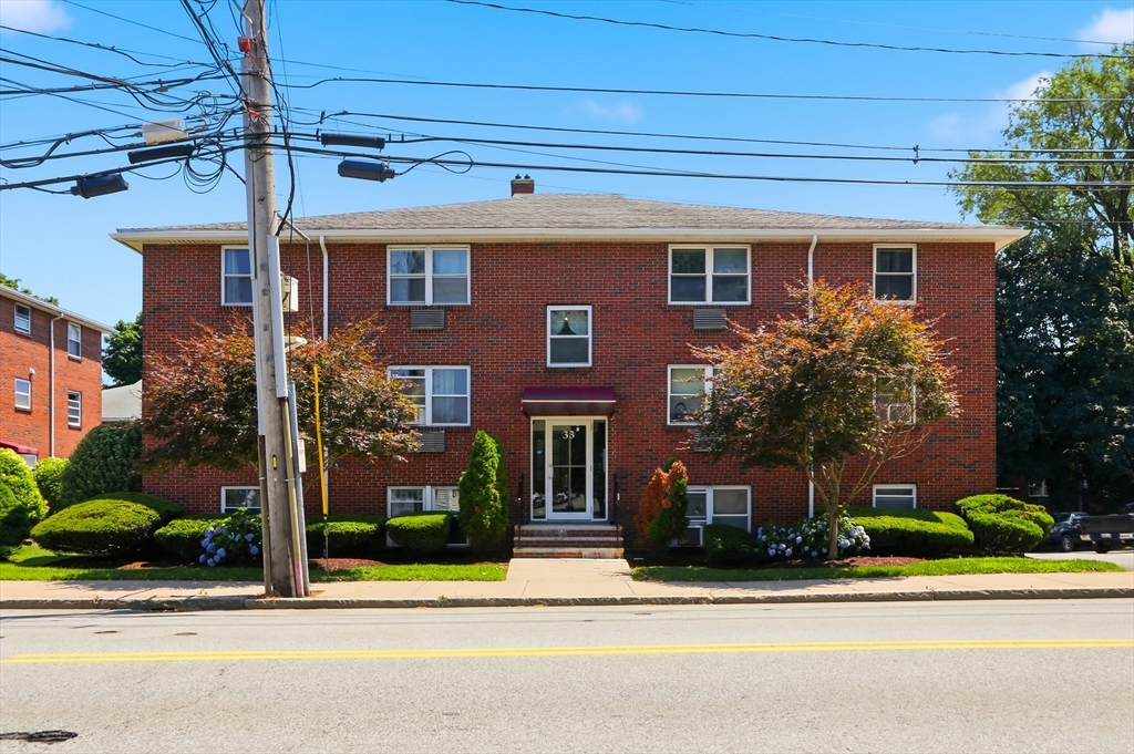 33 Montvale Ave, Woburn, Massachusetts, 1 Bedroom Bedrooms, 4 Rooms Rooms,1 BathroomBathrooms,Residential,For Sale,Montvale Ave,73546987
