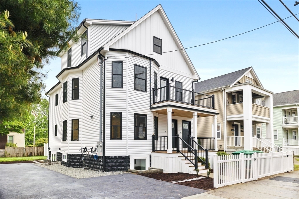 42 Bower S1, Medford, Massachusetts, 4 Bedrooms Bedrooms, 8 Rooms Rooms,3 BathroomsBathrooms,Residential,For Sale,Bower S1,73547008