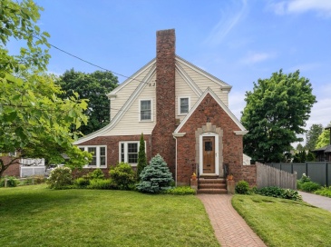 34 Pleasant St, Newton, Massachusetts, 3 Bedrooms Bedrooms, 8 Rooms Rooms,1.5 BathroomsBathrooms,Residential,For Sale,Pleasant St,73529362