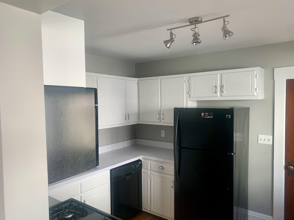 96 Cypress Street, Watertown, Massachusetts, 2 Bedrooms Bedrooms, 6 Rooms Rooms,1 BathroomBathrooms,Residential Lease,For Rent,Cypress Street,73547057