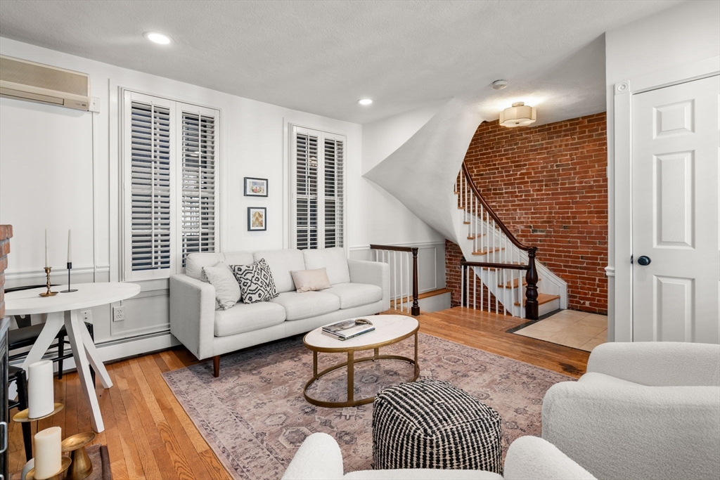 22 Shawmut St, Boston, Massachusetts, 2 Bedrooms Bedrooms, 4 Rooms Rooms,1.5 BathroomsBathrooms,Residential,For Sale,Shawmut St,73547176