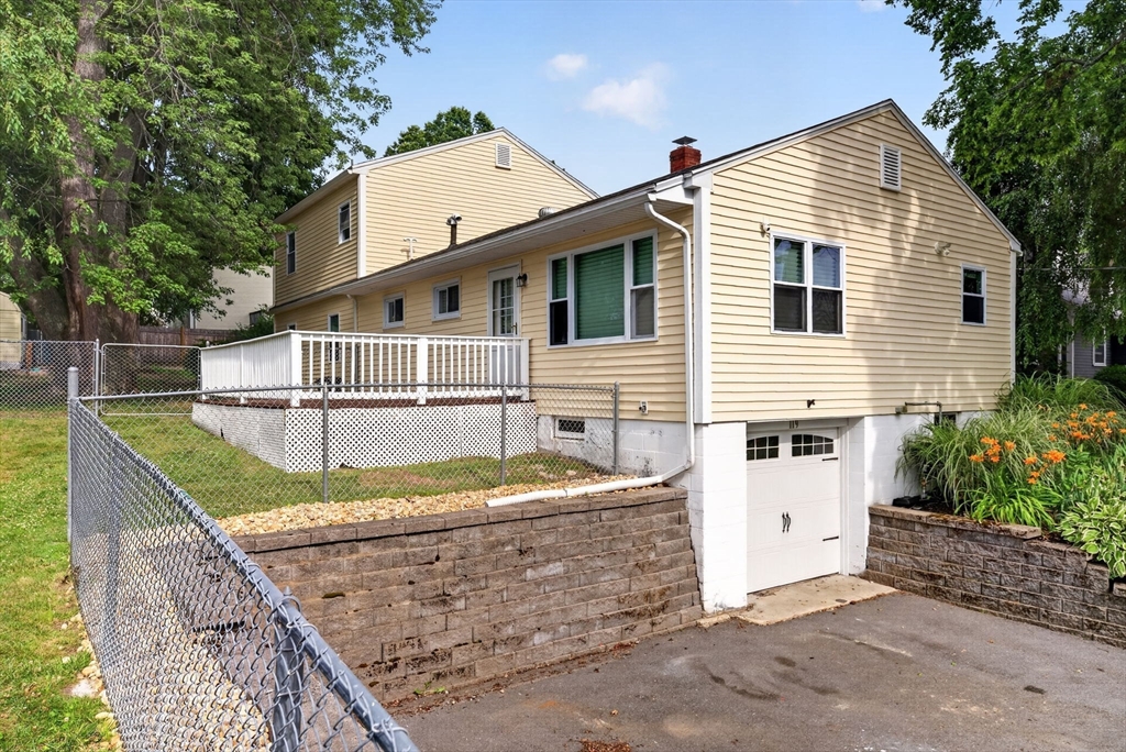 119 High St, North Andover, Massachusetts, 4 Bedrooms Bedrooms, 8 Rooms Rooms,2 BathroomsBathrooms,Residential,For Sale,High St,73547223