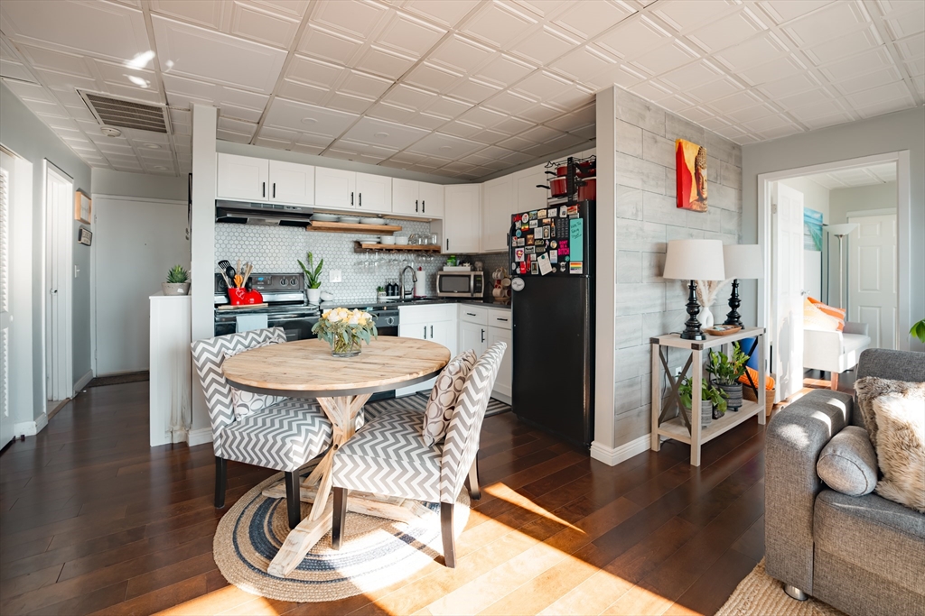340 Main Street, Melrose, Massachusetts, 1 Bedroom Bedrooms, 3 Rooms Rooms,1 BathroomBathrooms,Residential Lease,For Rent,Main Street,73547254