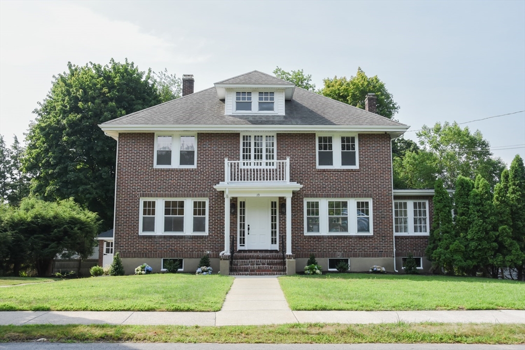 19 Stoneleigh Rd, Watertown, Massachusetts, 4 Bedrooms Bedrooms, 8 Rooms Rooms,2 BathroomsBathrooms,Residential,For Sale,Stoneleigh Rd,73539656
