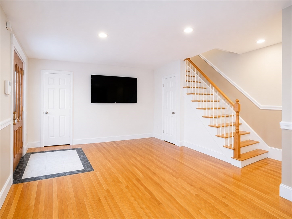 9 G St, Boston, Massachusetts, 2 Bedrooms Bedrooms, 5 Rooms Rooms,1.5 BathroomsBathrooms,Residential Lease,For Rent,G St,73547278
