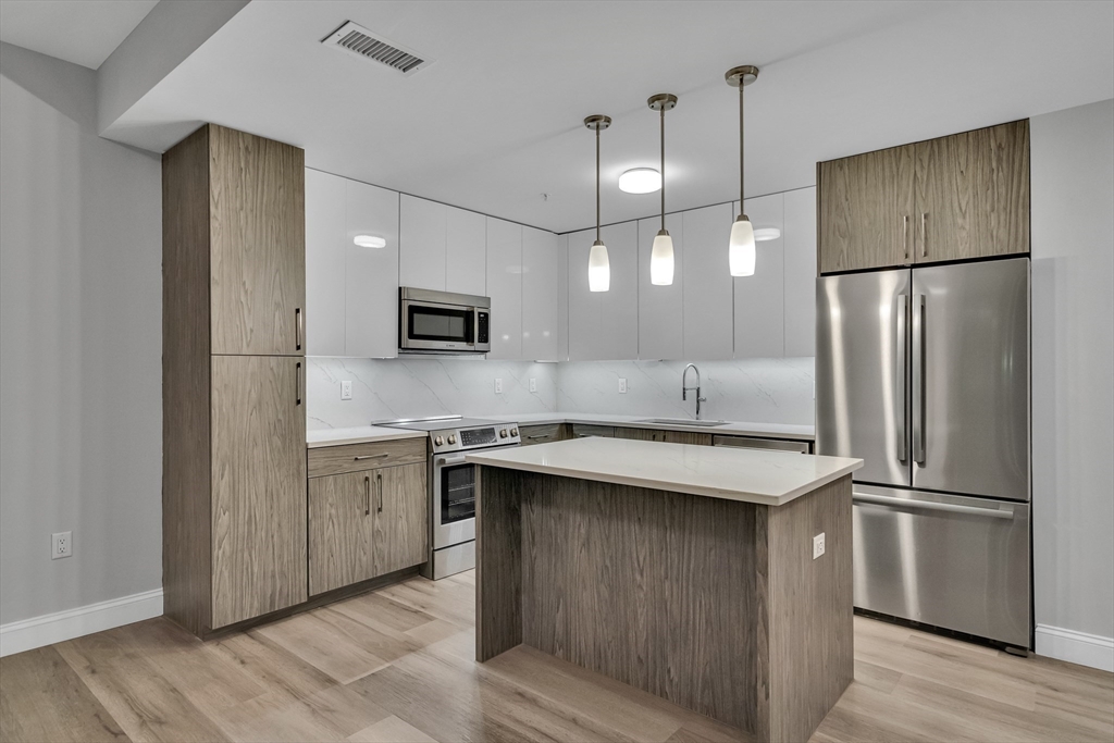 771-781 Harrison Ave, Boston, Massachusetts, 3 Bedrooms Bedrooms, 6 Rooms Rooms,2.5 BathroomsBathrooms,Residential Lease,For Rent,Harrison Ave,73547075