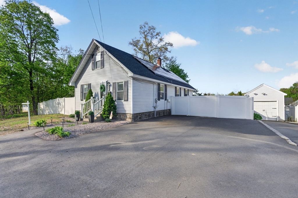 423 Textile Ave, Dracut, Massachusetts, 3 Bedrooms Bedrooms, 7 Rooms Rooms,1 BathroomBathrooms,Residential,For Sale,Textile Ave,73513816