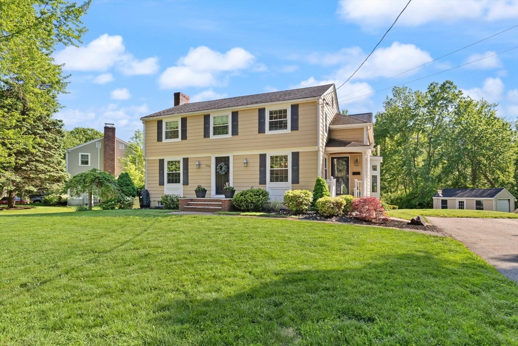 256 Linden St, Hamilton, Massachusetts, 4 Bedrooms Bedrooms, 8 Rooms Rooms,2.5 BathroomsBathrooms,Residential,For Sale,Linden St,73528687