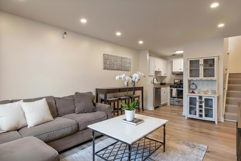 42 8th Street, Boston, Massachusetts, 1 Bedroom Bedrooms, 3 Rooms Rooms,1 BathroomBathrooms,Residential,For Sale,8th Street,73514958