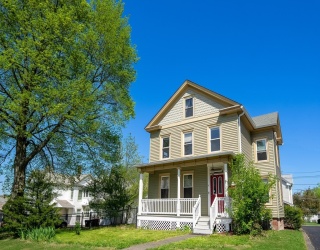 6 Center Street, South Hadley, Massachusetts, 3 Bedrooms Bedrooms, 8 Rooms Rooms,2 BathroomsBathrooms,Residential Income,For Sale,Center Street,73514304
