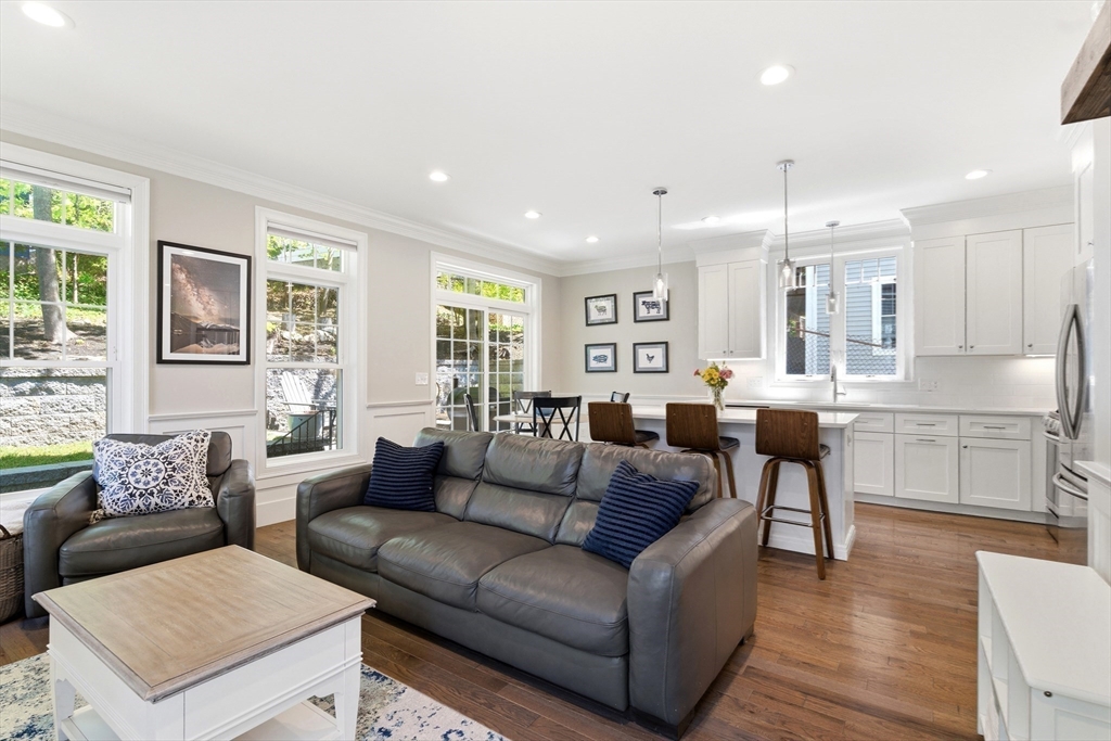 33 Charles St., Watertown, Massachusetts, 3 Bedrooms Bedrooms, 6 Rooms Rooms,2.5 BathroomsBathrooms,Residential,For Sale,Charles St.,73518690