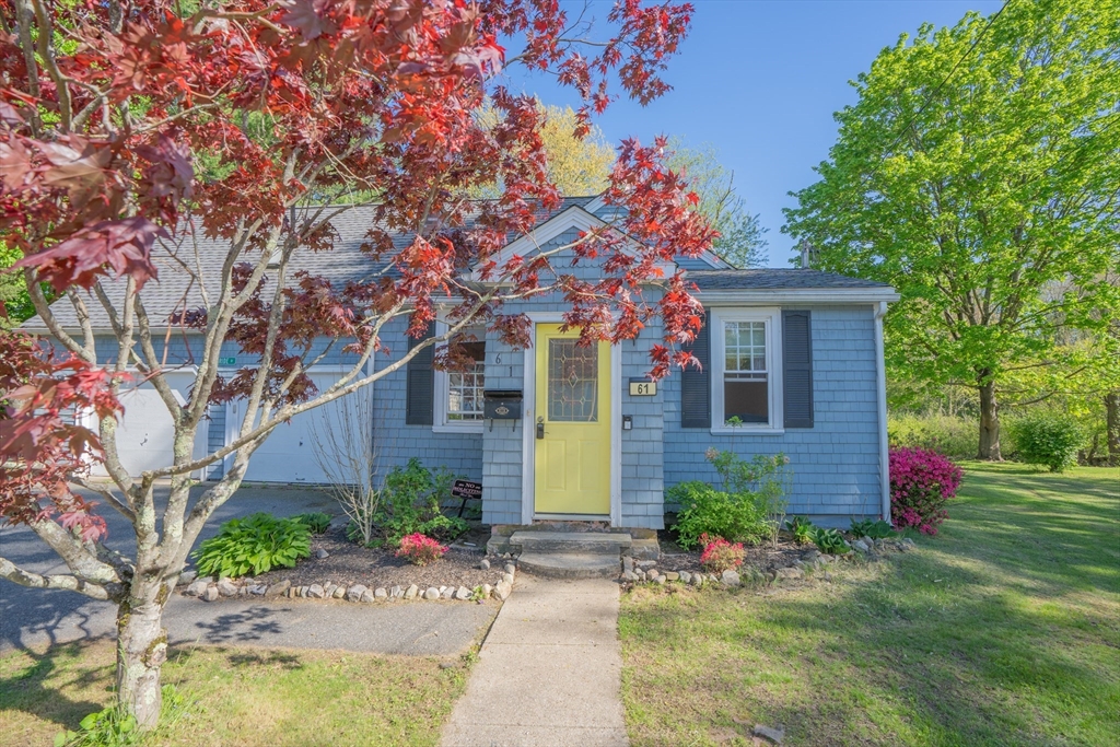 61 Pine Grove Avenue, Bellingham, Massachusetts, 3 Bedrooms Bedrooms, 5 Rooms Rooms,2 BathroomsBathrooms,Residential,For Sale,Pine Grove Avenue,73521042