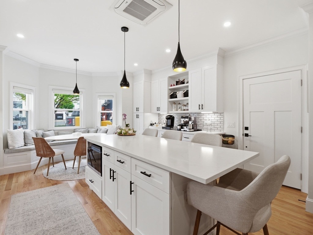 453 Frankfort St, Boston, Massachusetts, 7 Bedrooms Bedrooms, 16 Rooms Rooms,3 BathroomsBathrooms,Residential Income,For Sale,Frankfort St,73517905