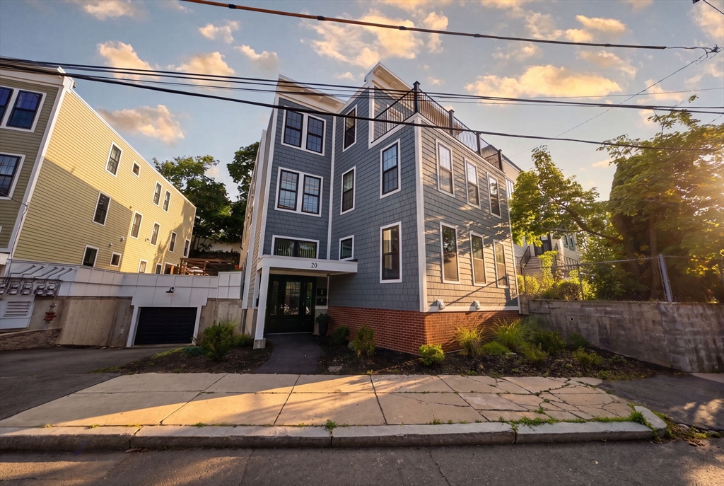 18-20 Crestway Rd, Boston, Massachusetts, 2 Bedrooms Bedrooms, 5 Rooms Rooms,2 BathroomsBathrooms,Residential,For Sale,Crestway Rd,73547351