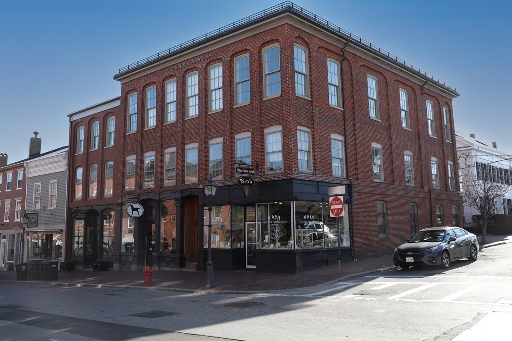 39 State St, Newburyport, Massachusetts, 2 Bedrooms Bedrooms, 5 Rooms Rooms,2 BathroomsBathrooms,Residential,For Sale,State St,73547357