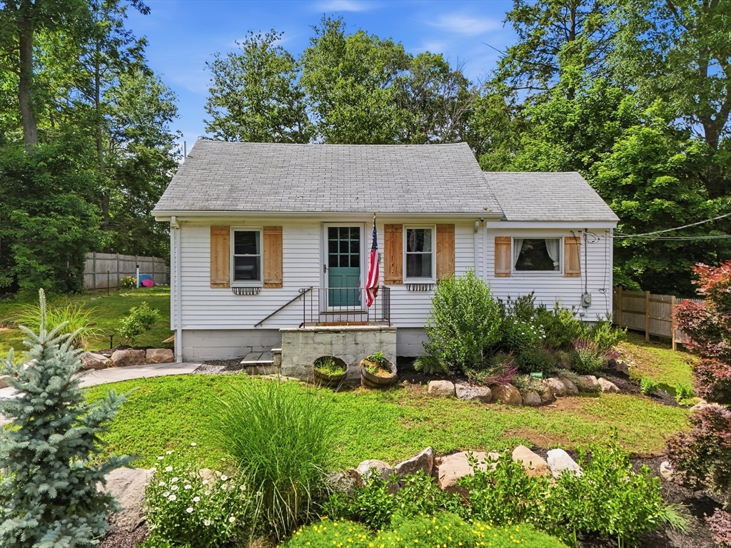27 Leigh Rd, Hamilton, Massachusetts, 2 Bedrooms Bedrooms, 4 Rooms Rooms,1 BathroomBathrooms,Residential,For Sale,Leigh Rd,73547355