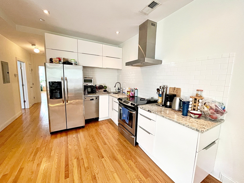250 Webster St, Boston, Massachusetts, 2 Bedrooms Bedrooms, 4 Rooms Rooms,1 BathroomBathrooms,Residential Lease,For Rent,Webster St,73547467