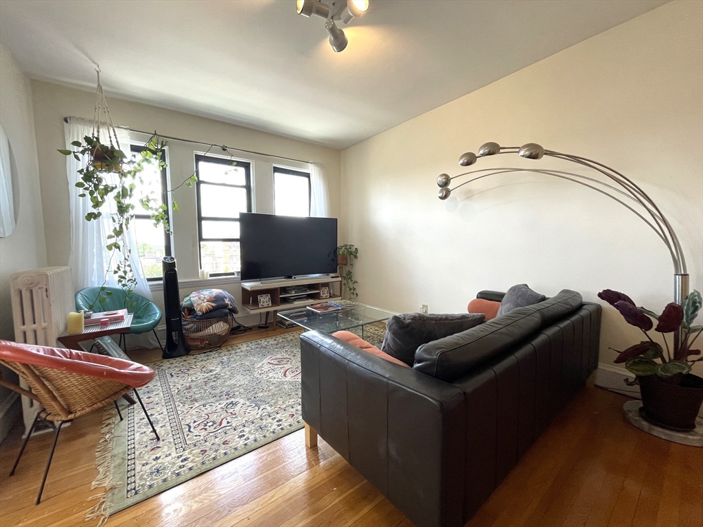 1666 Commonwealth Ave., Boston, Massachusetts, 2 Bedrooms Bedrooms, 4 Rooms Rooms,1 BathroomBathrooms,Residential Lease,For Rent,Commonwealth Ave.,73547427