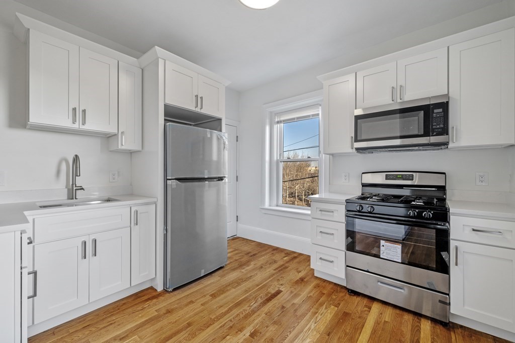 305 Medford St, Somerville, Massachusetts, 3 Bedrooms Bedrooms, 5 Rooms Rooms,1 BathroomBathrooms,Residential Lease,For Rent,Medford St,73547579