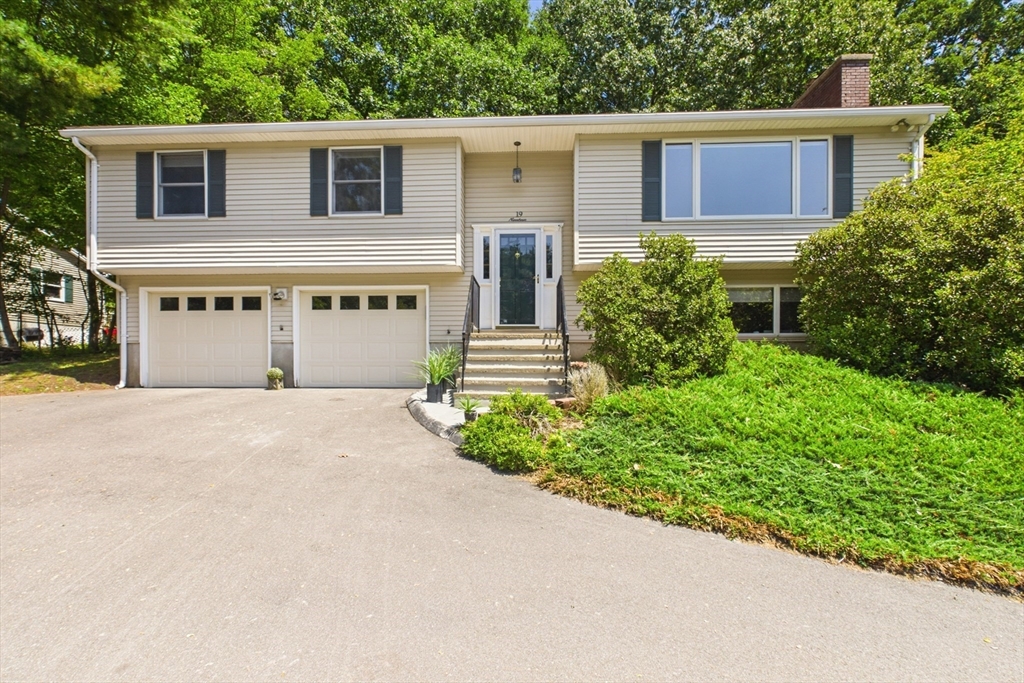 19 Westview Ter, Easthampton, Massachusetts, 3 Bedrooms Bedrooms, 6 Rooms Rooms,2 BathroomsBathrooms,Residential,For Sale,Westview Ter,73547386
