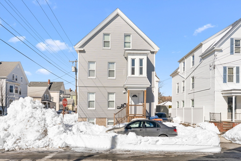 105 Thompson St, New Bedford, Massachusetts, 6 Bedrooms Bedrooms, 12 Rooms Rooms,4 BathroomsBathrooms,Residential Income,For Sale,Thompson St,73547596
