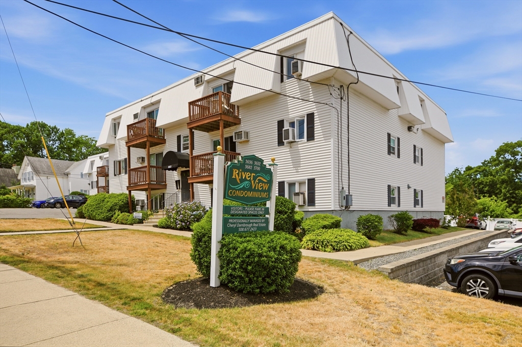3636 N Main St, Fall River, Massachusetts, 2 Bedrooms Bedrooms, 4 Rooms Rooms,1 BathroomBathrooms,Residential,For Sale,N Main St,73547614
