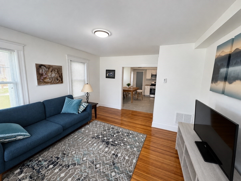 21 Main Street, Foxboro, Massachusetts, 1 Bedroom Bedrooms, 4 Rooms Rooms,1 BathroomBathrooms,Residential Lease,For Rent,Main Street,73547661
