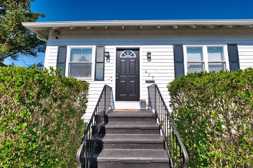 627 King St, Fall River, Massachusetts, 2 Bedrooms Bedrooms, 5 Rooms Rooms,1 BathroomBathrooms,Residential,For Sale,King St,73513686