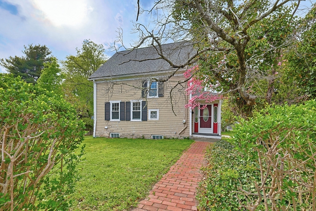 98 Pleasant Street, Milton, Massachusetts, 3 Bedrooms Bedrooms, 6 Rooms Rooms,1 BathroomBathrooms,Residential,For Sale,Pleasant Street,73519431