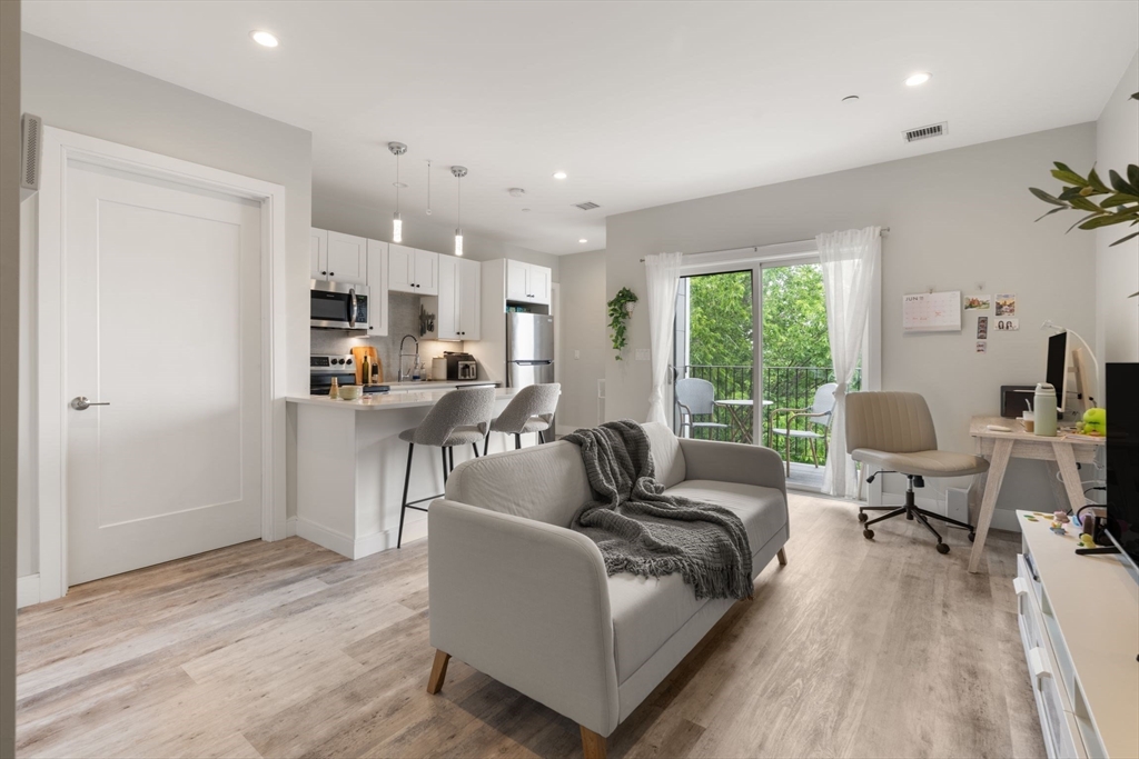 1457 Tremont Street, Boston, Massachusetts, 1 Bedroom Bedrooms, 3 Rooms Rooms,1 BathroomBathrooms,Residential Lease,For Rent,Tremont Street,73547768