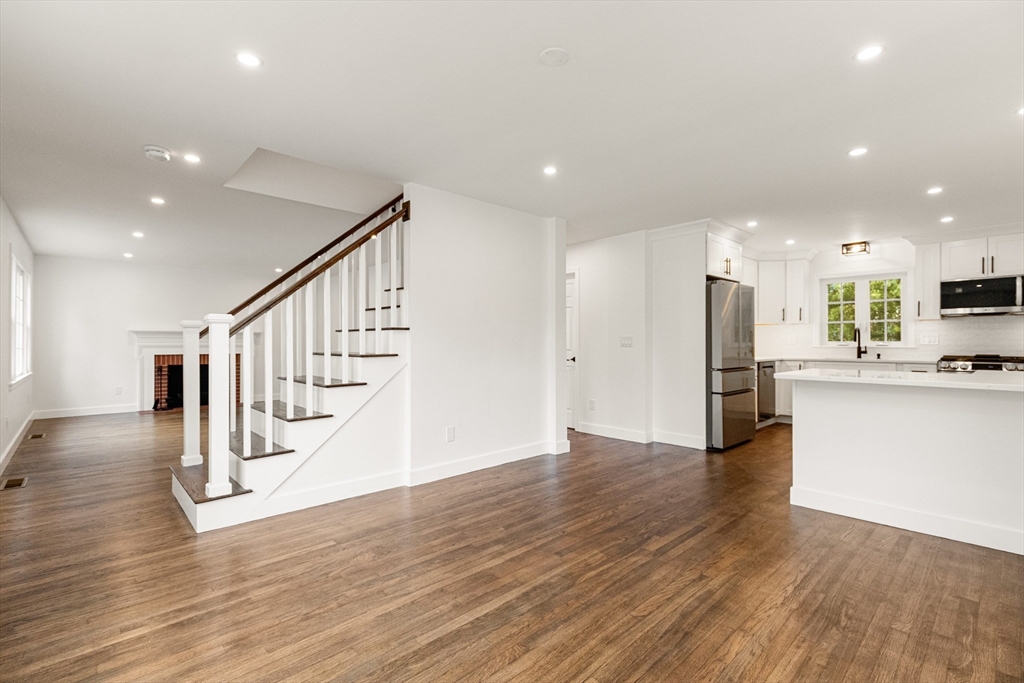 39 Mckinley Avenue, Lowell, Massachusetts, 4 Bedrooms Bedrooms, 10 Rooms Rooms,2.5 BathroomsBathrooms,Residential,For Sale,Mckinley Avenue,73547701