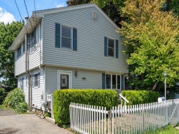 28 Pleasant St, Rockport, Massachusetts, 2 Bedrooms Bedrooms, 5 Rooms Rooms,1.5 BathroomsBathrooms,Residential,For Sale,Pleasant St,73547965