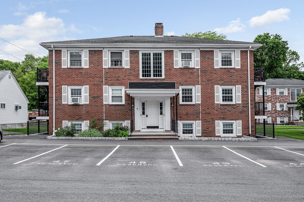 8 Austin Court, Saugus, Massachusetts, 1 Bedroom Bedrooms, 4 Rooms Rooms,1 BathroomBathrooms,Residential,For Sale,Austin Court,73527711