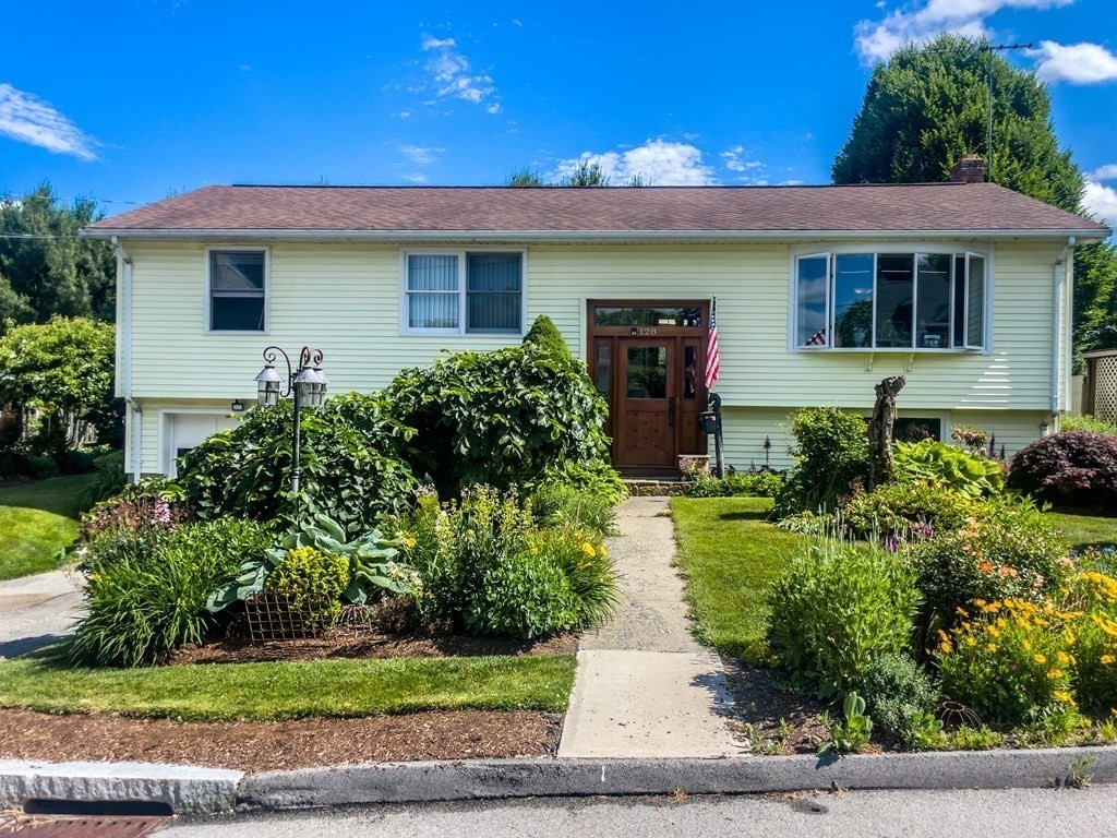 128 Derby St, Worcester, Massachusetts, 3 Bedrooms Bedrooms, 6 Rooms Rooms,2 BathroomsBathrooms,Residential,For Sale,Derby St,73495125