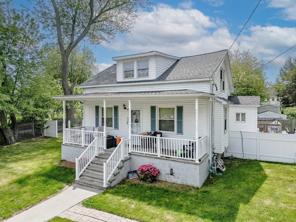 136 Collins St, Attleboro, Massachusetts, 2 Bedrooms Bedrooms, 8 Rooms Rooms,2 BathroomsBathrooms,Residential,For Sale,Collins St,73523907