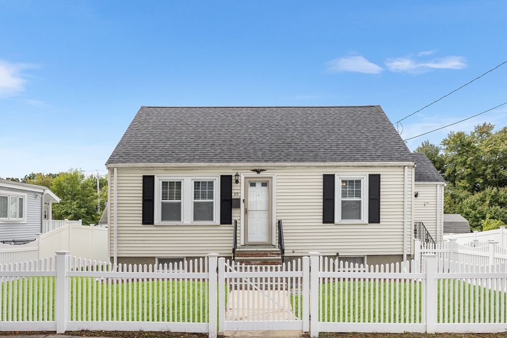39 Badger Rd, Boston, Massachusetts, 3 Bedrooms Bedrooms, 7 Rooms Rooms,1 BathroomBathrooms,Residential,For Sale,Badger Rd,73518906